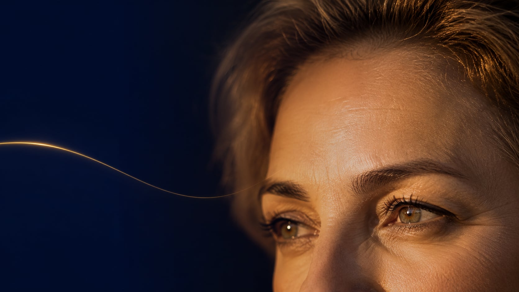 Detalhe sereno dos olhos e da parte superior do rosto de uma pessoa madura em repouso.