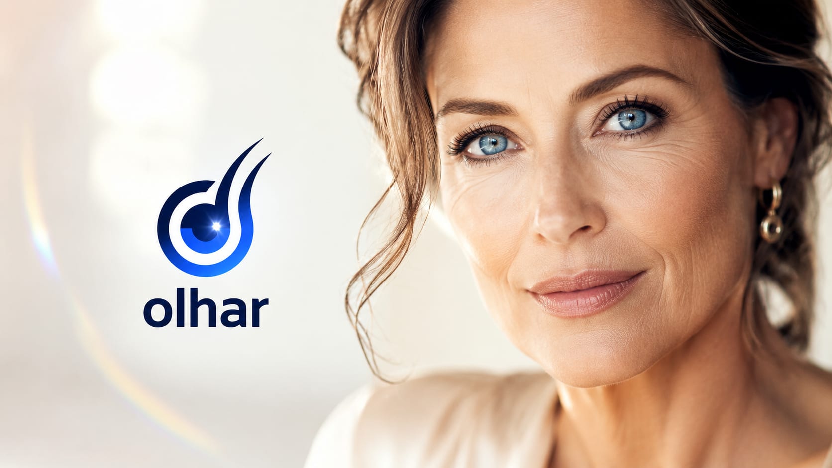 Mulher madura de olhos azuis, em retrato luminoso de boas-vindas, ao lado da marca Olhar™. Um convite para cuidar da visão, da beleza e da autoestima.